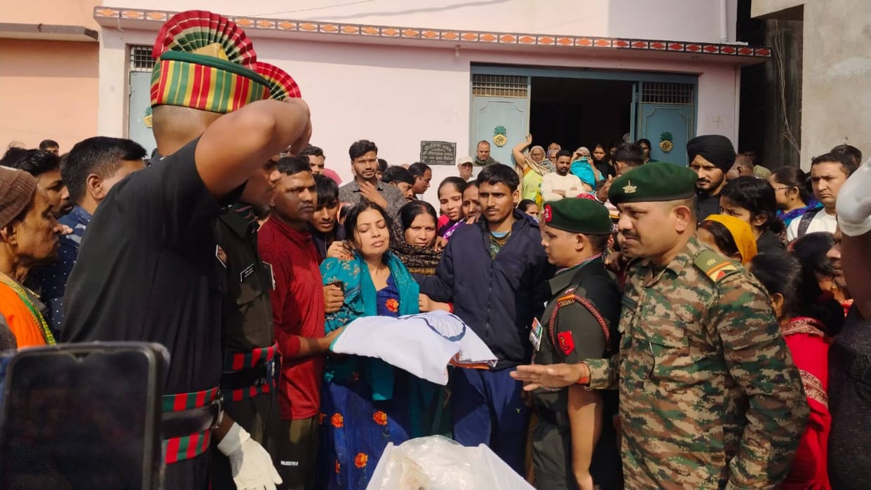Bihar News martyred soldier was given farewell with military honors in Buxar soldiers gave guard of honor