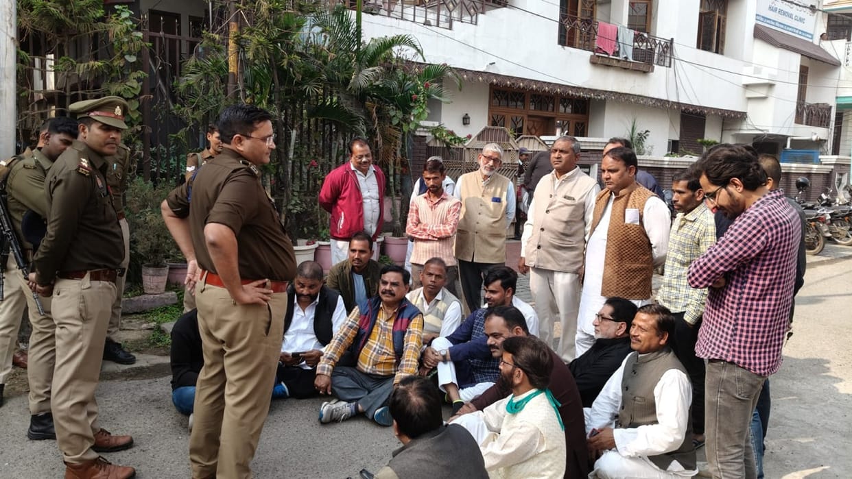 Congress leaders set on protest when the police stopped them go to sambhal