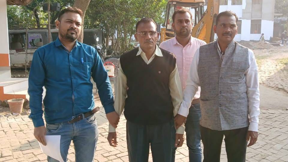 Anti-corruption team caught peshkar red-handed while taking bribe in Sultanpur