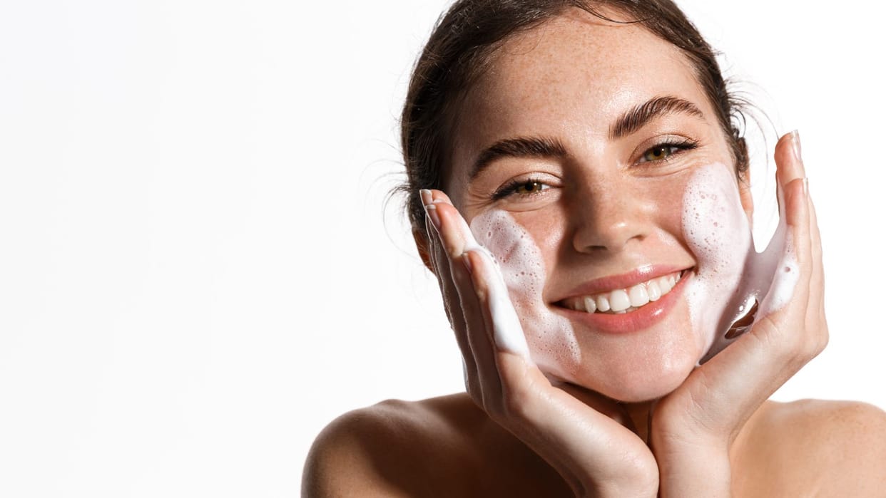Right Way To Use Face Wash on face in hindi