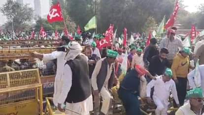 प्रदर्शन करते किसान