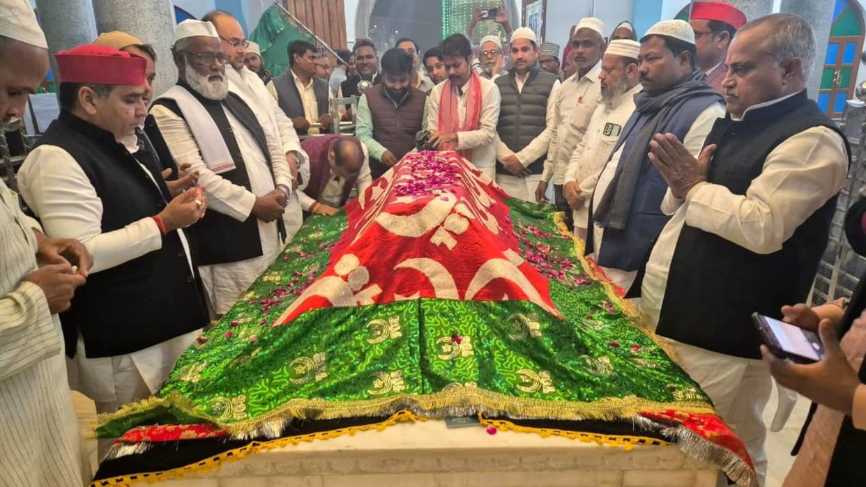 Government won by election strength of guns Dharmendra Yadav offered chadar Hafiz e Millat darbar