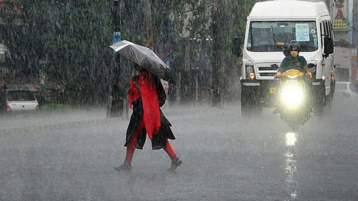 heavy rain in kerala landslide death school college closed