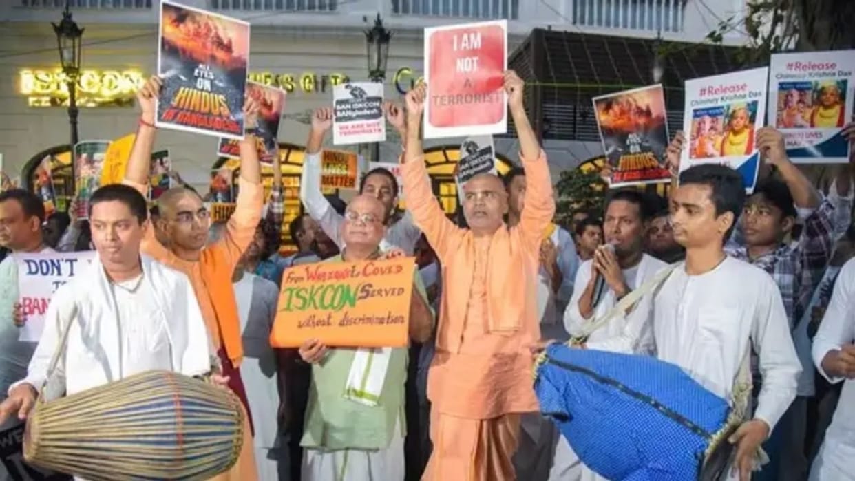 Monks protest at Indo Bangla border over release of Hindu spiritual leader news in hindi