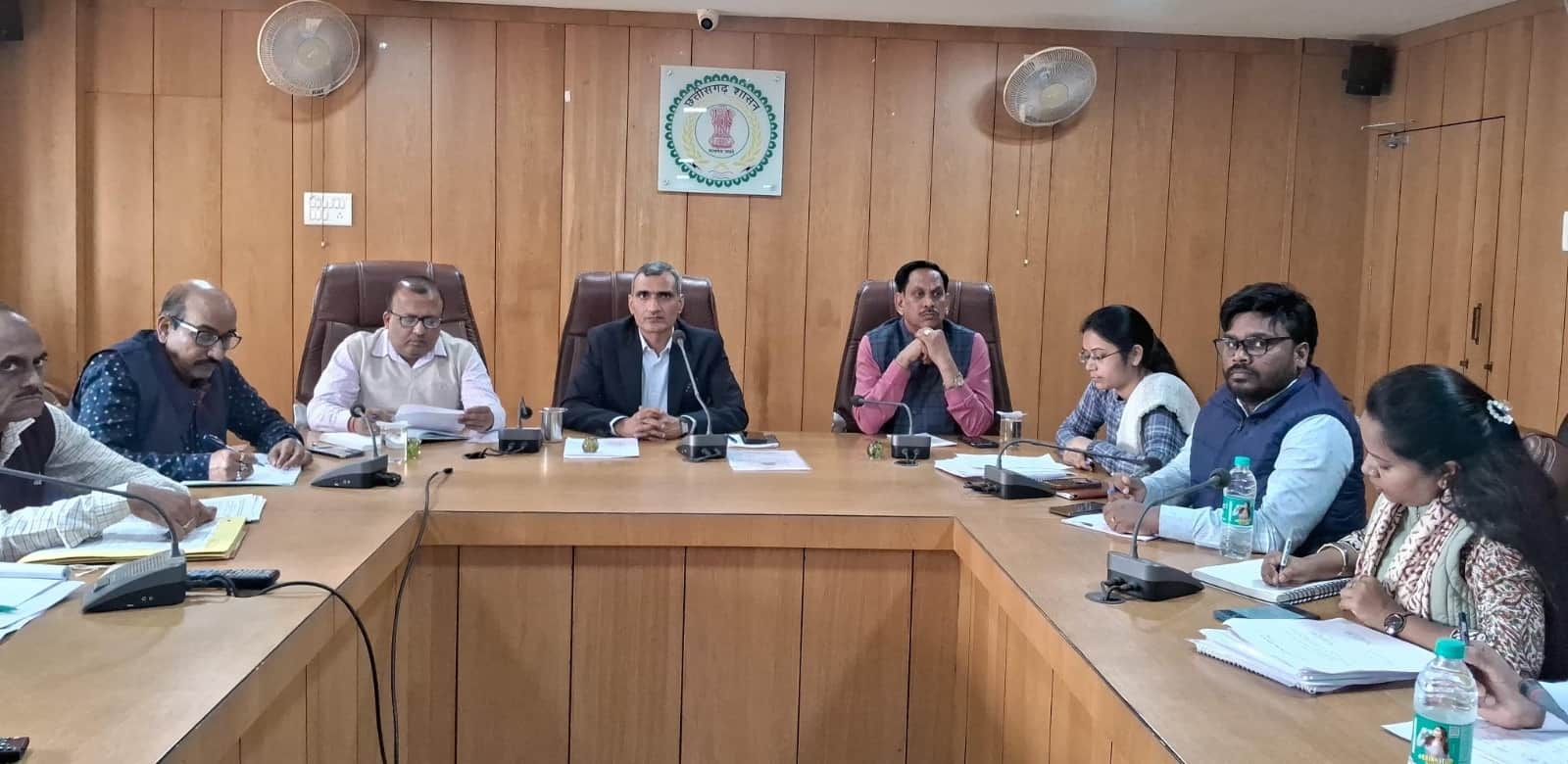 कलेक्टर ने मातहतों के साथ की बैठक