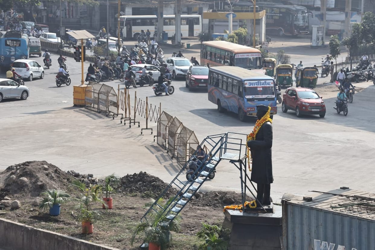 Indore: New experiment fails at Madhumilan crossing in Indore, traffic gets disrupted