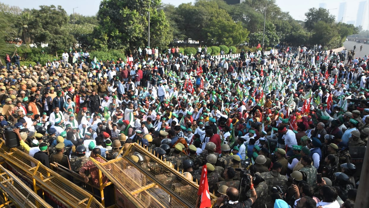 Noida Farmer Protest Kisan march to Delhi creates traffic jam in city