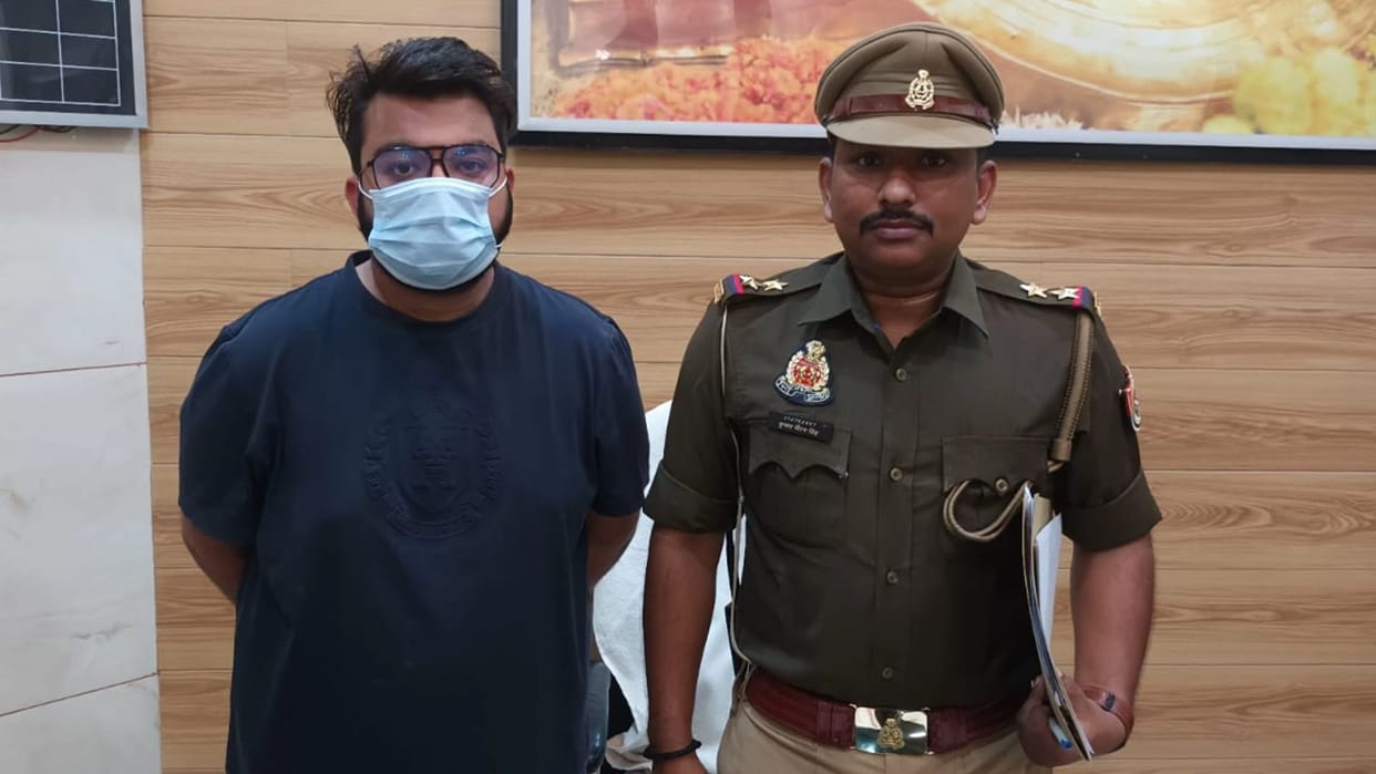 Varanasi News Accused embezzling about 6crore arrested culprit resident of Mau hiding in Noida