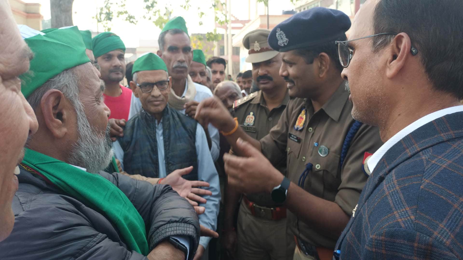 पैदल यात्रा कर लखनऊ जाते किसान