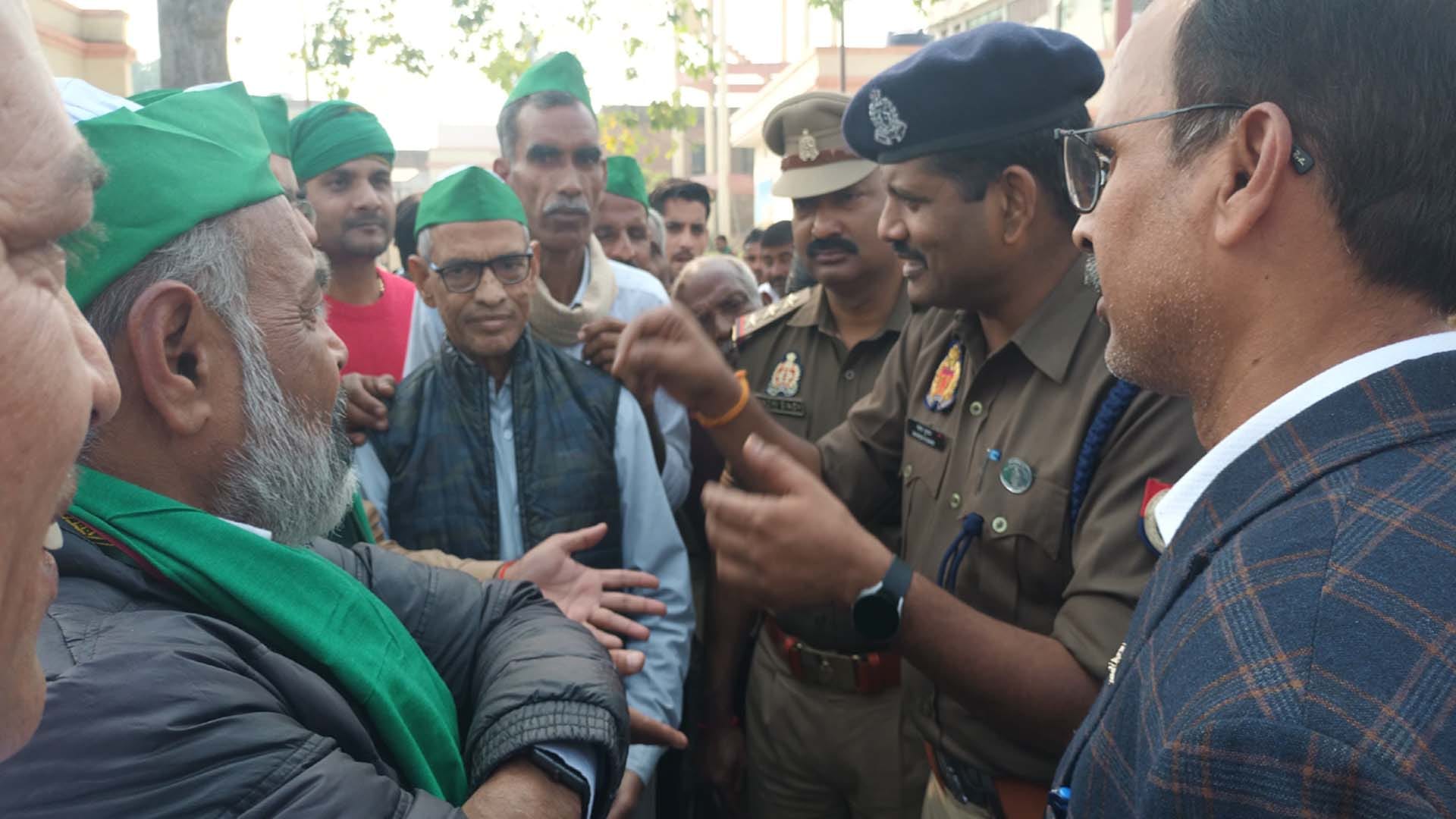 पैदल यात्रा कर लखनऊ जाते किसान