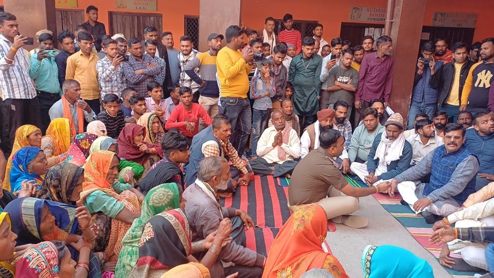 Rampur: Indecent behaviour with farmers, women beaten, inspector and constable sent to line