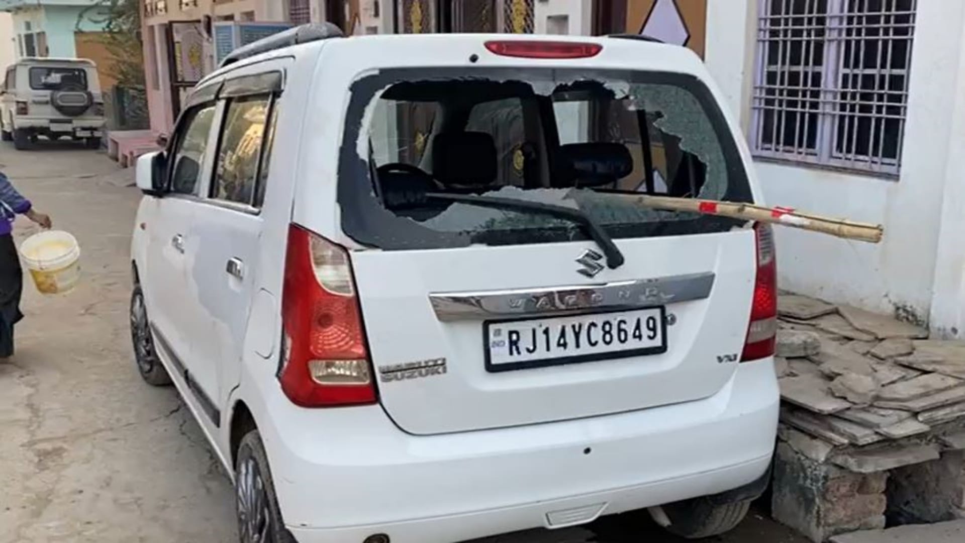 बदमाशों ने गाड़ियों के शीशे तोड़े