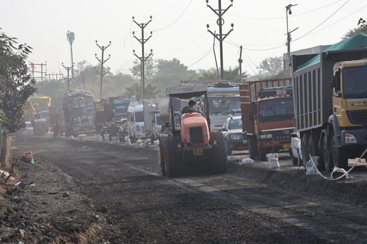 Indore: After six years, the construction of service road of Indore bypass started, encroachments were removed