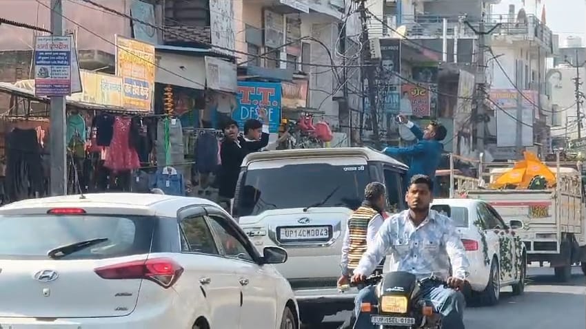 Meerut: Young men performed stunts by hanging from the window of a Scorpio car in the wedding procession