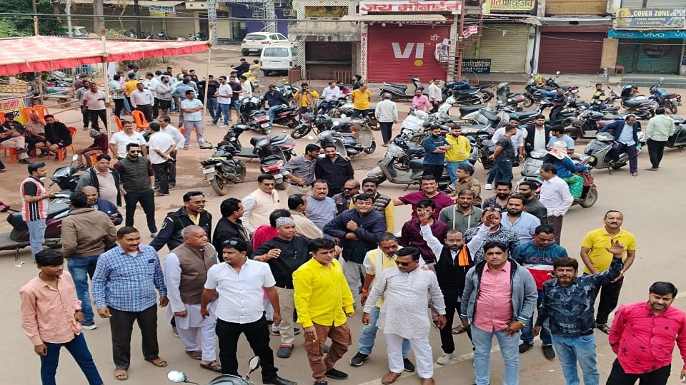 सड़कों पर उतरे व्यापारी