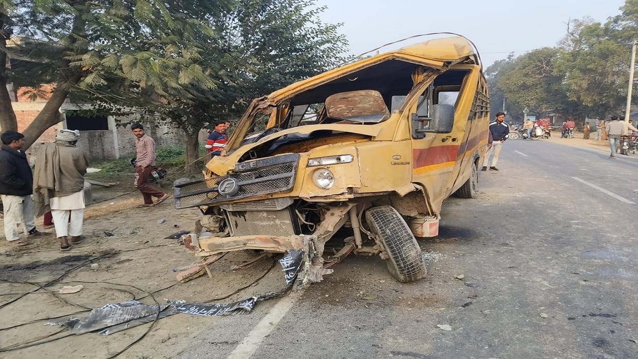 Jamun tree fell on school bus in Nighasan driver injured