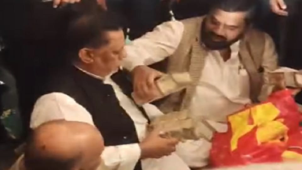 UP: 12 crore wedding in Meerut... 2.56 crore given to the groom, 11 lakh stolen shoes and 8 lakh to the mosque