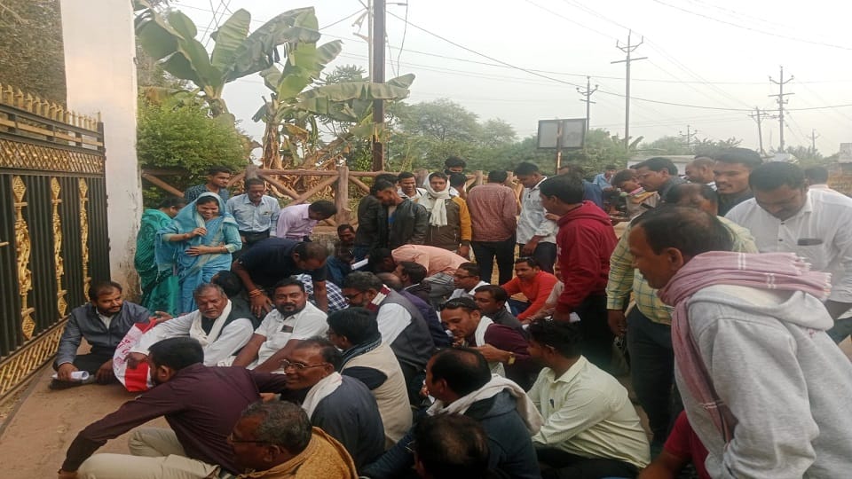Even after giving sacks government ration shopkeepers did not get the money got angry and resigned in Kabirdha