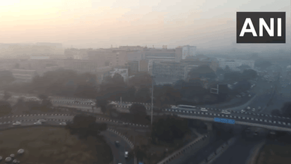 दिल्ली दिख रही धुंध