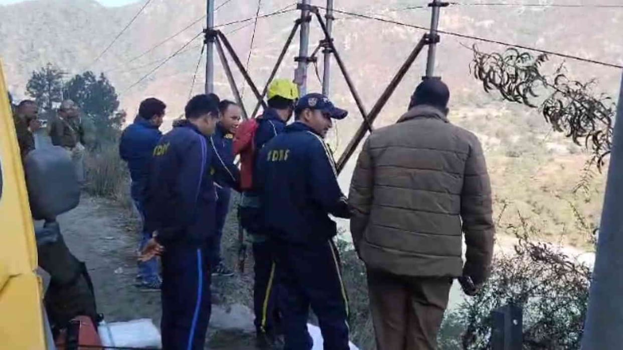 Accident on Rishikesh Badrinath Highway vehicle lost control and fell into Alaknanda river srinagar garhwal