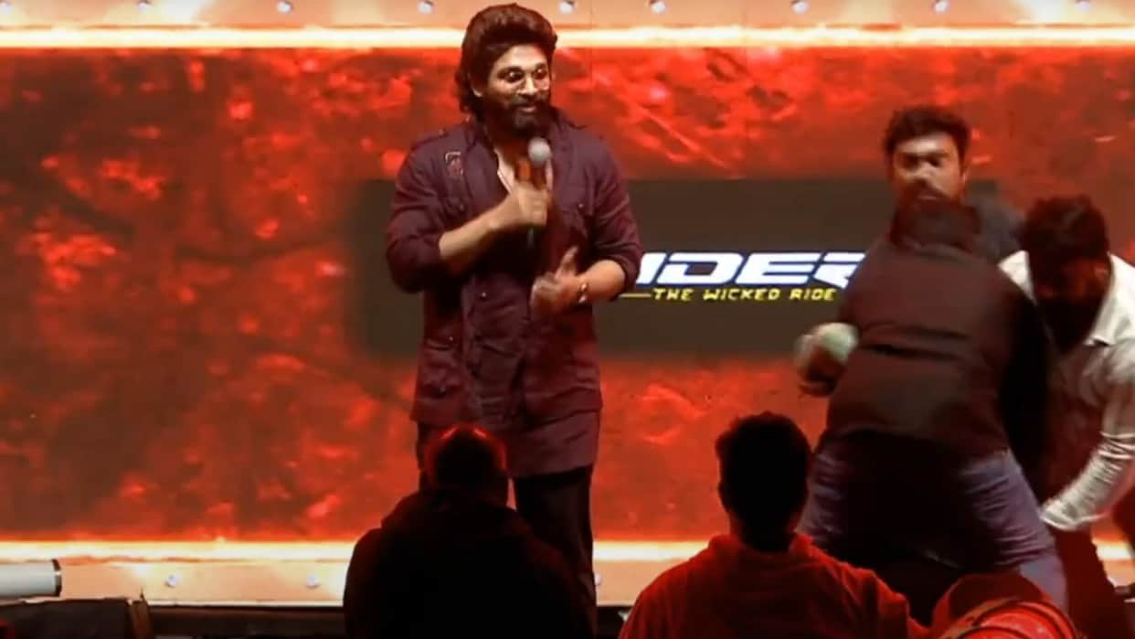 Pushpa 2 the Rule Actor Allu Arjun Allows Fan to touch his Feet watch Video