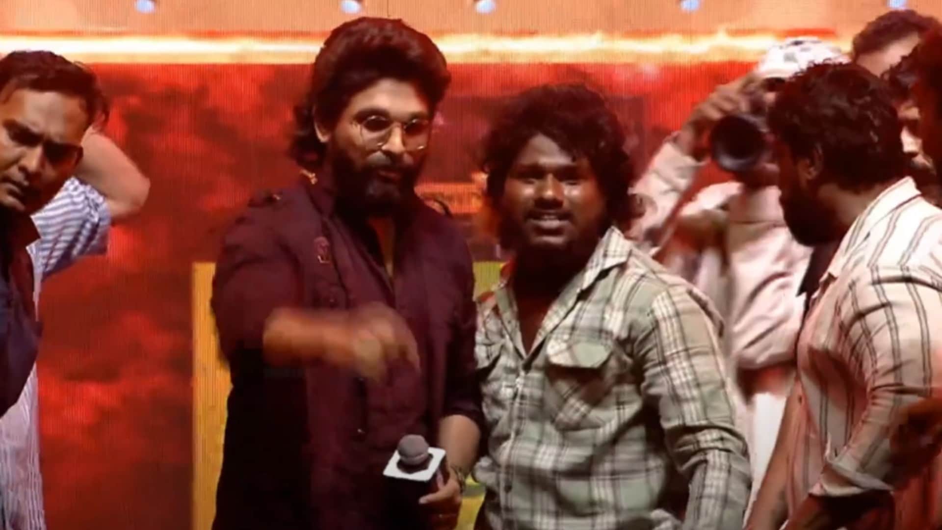 Pushpa 2 the Rule Actor Allu Arjun Allows Fan to touch his Feet watch Video