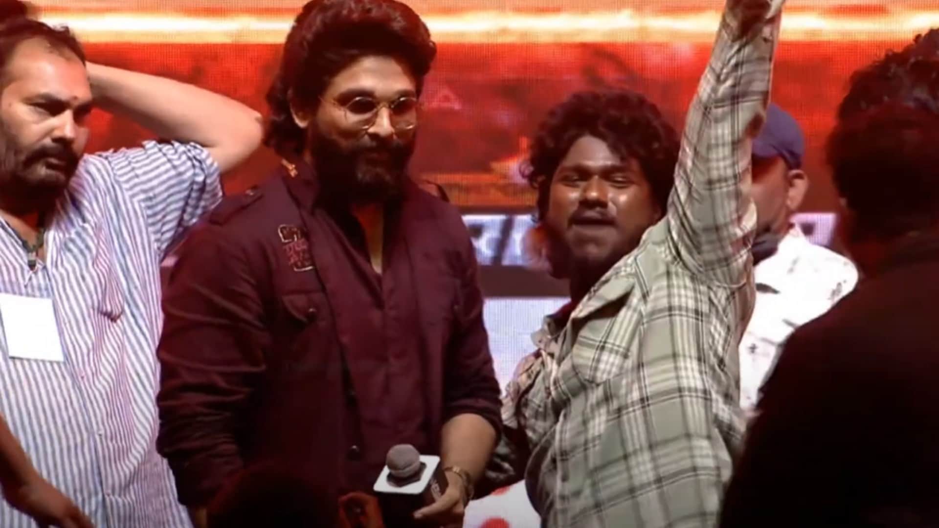 Pushpa 2 the Rule Actor Allu Arjun Allows Fan to touch his Feet watch Video
