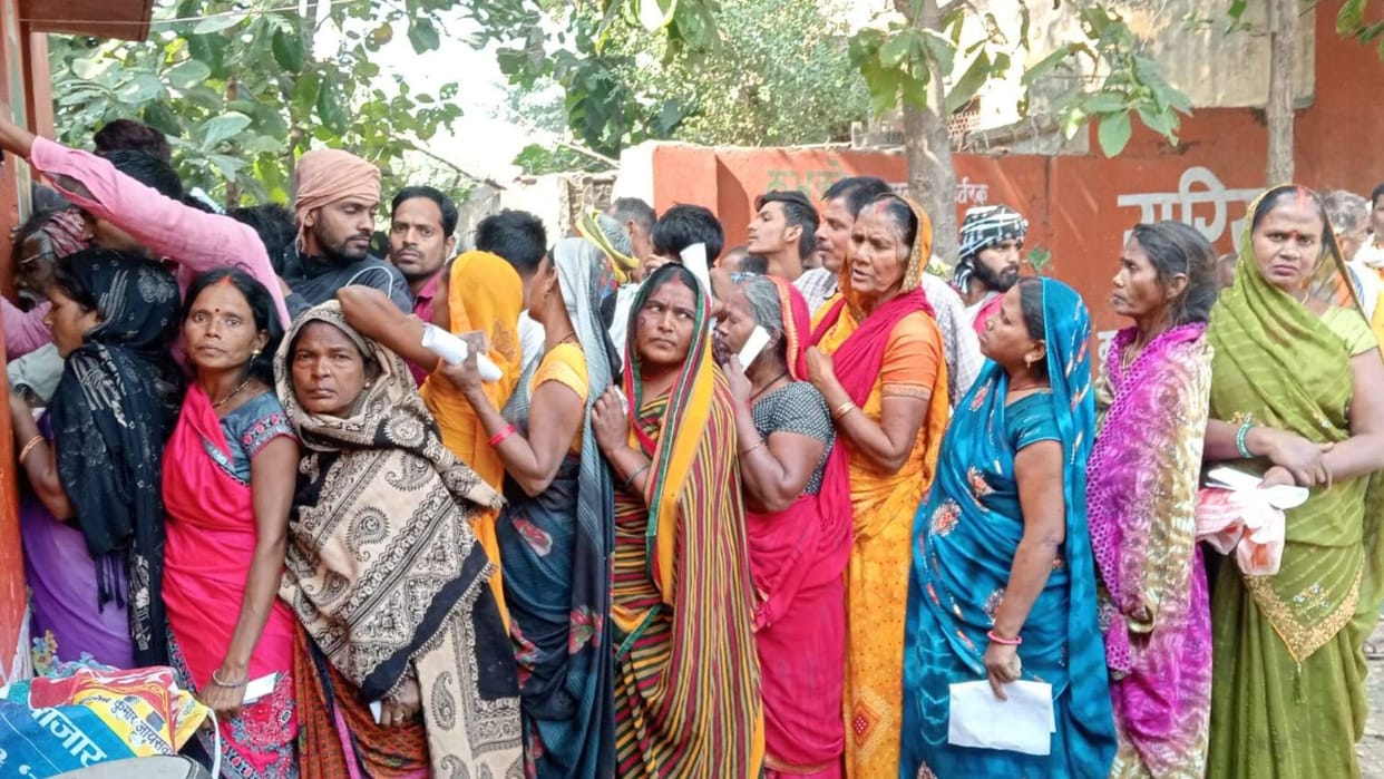 Chandauli News Women farmers lined up for DAP jostling cooperative societies problems