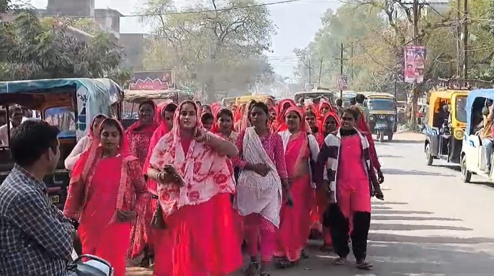 Angry with the slapping incident, the Gulabi Gang took to the streets