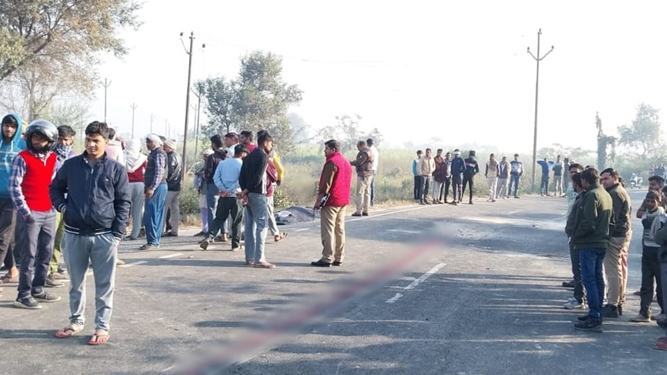 Sambhal News: Two friends riding a bike died in an accident, chaos in the village