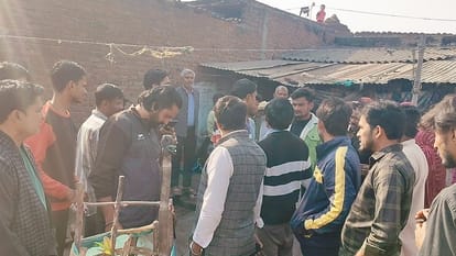 Bijnor: Father was going to work, two and a half year old girl reached the track, crushed by train