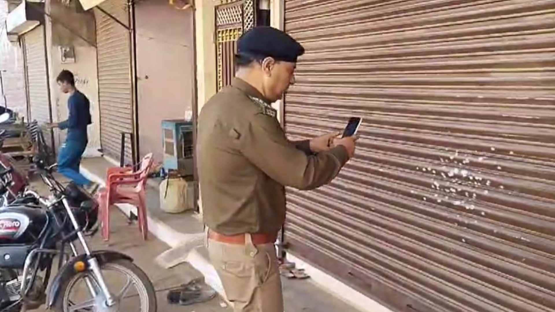 घटना की छानबीन करती पुलिस