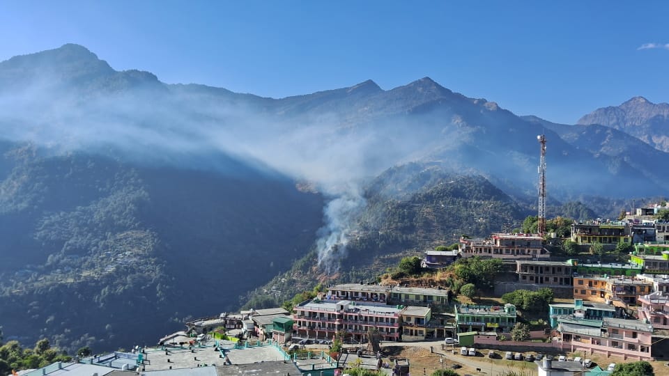 Chamoli News Due to lack of rainfall fire broke out in pine forest fog spread all around