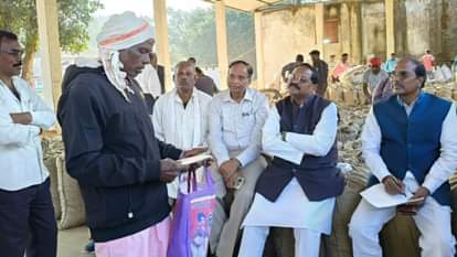 किसानों की समस्याएं सुनते कांग्रेस के नेता