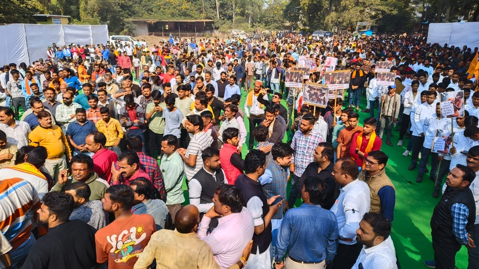 लोगों की उमड़ी भीड़