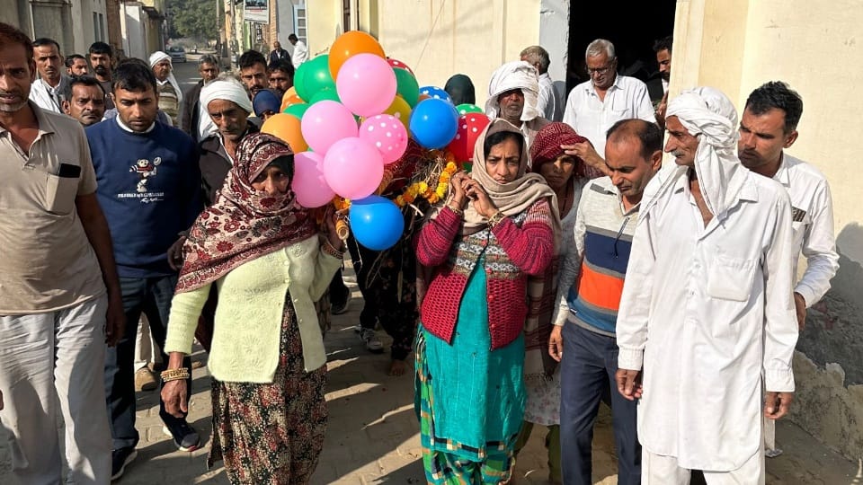 Daughters shouldered mother funeral pyre in Hisar