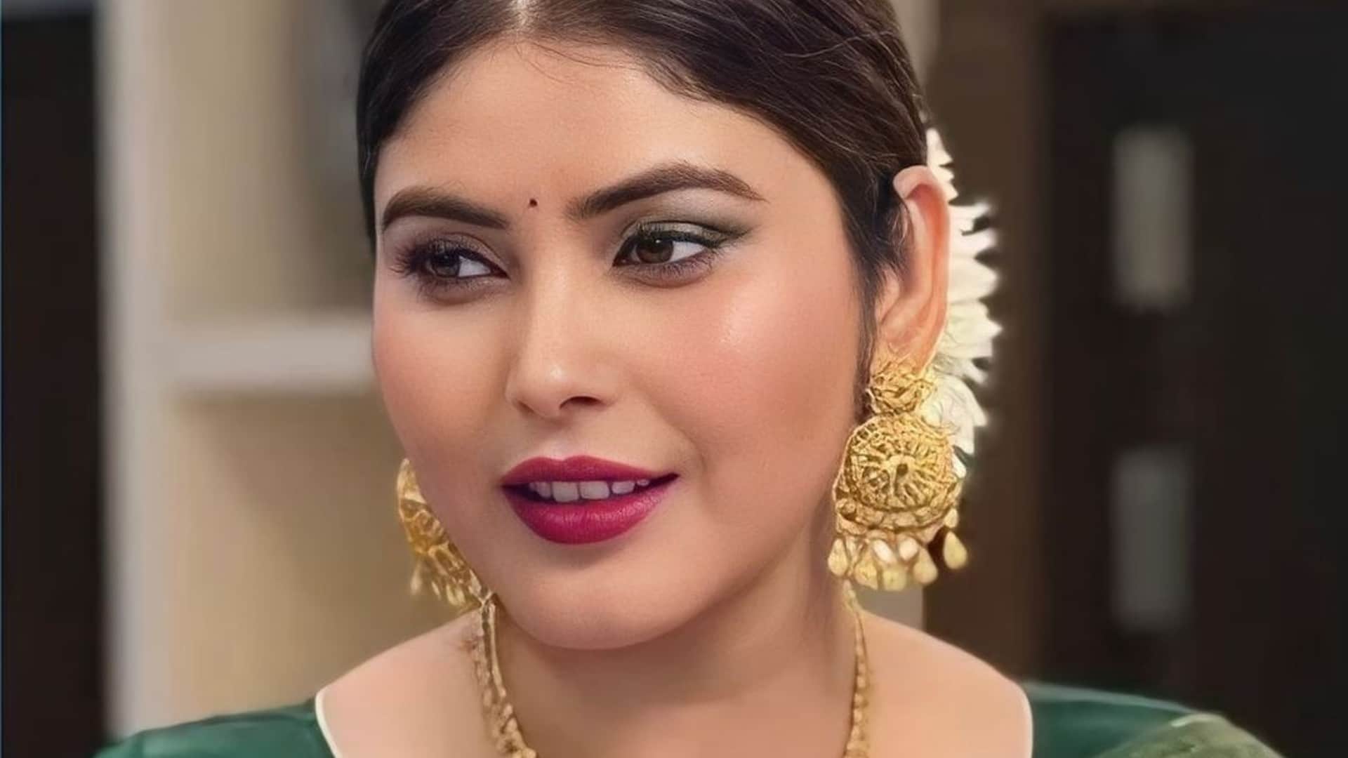 Influencer Mamata Rai cut cake at Kal Bhairav temple in Varanasi video viral on social media