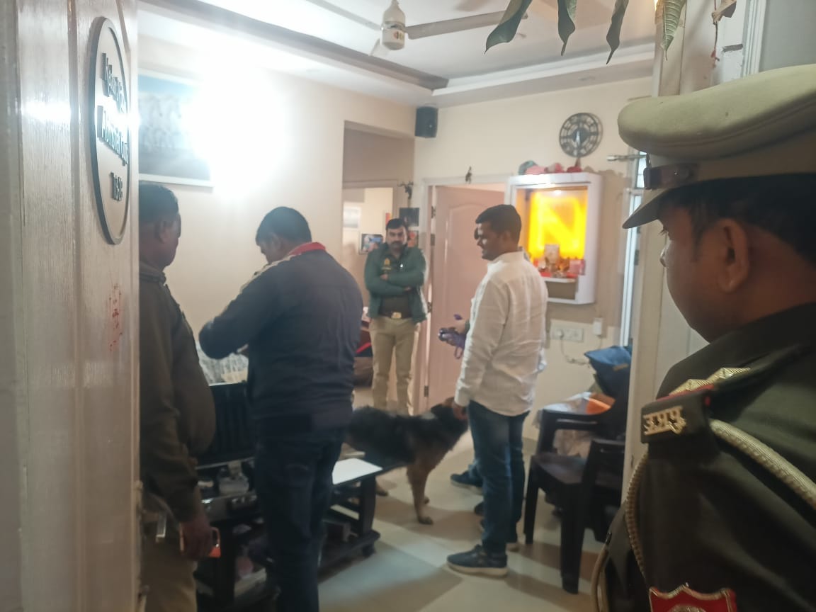 Theft in rural apartment naini prayagraj lacks cash and jewelry stolen