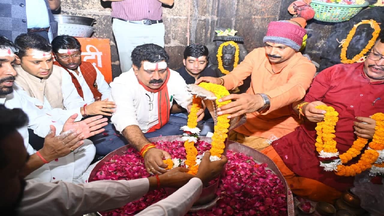 पूजा-अर्चना करते डिप्टी सीएम