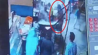 UP: विवाद के बाद दूध से भरी खौलती कड़ाही दुकानदार पर पलटी... सीसीटीवी में कैद हुई घटना; देखें वीडियो Pan full of boiling milk overturned on shopkeeper After a dispute in Jhansi incident was captured in CCTV