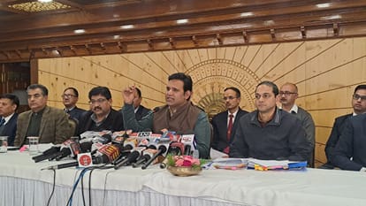 पत्रकार वार्ता को संबोधित करते आरएस बाली।