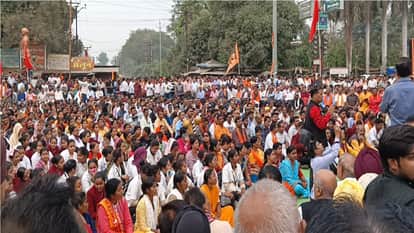 रैली में शामिल लोग