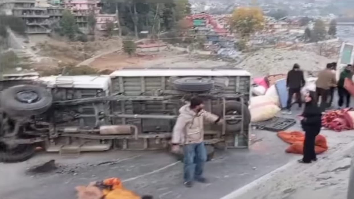 Tempo traveler carrying tourists overturned on the highway near Bhootnath, seven injured