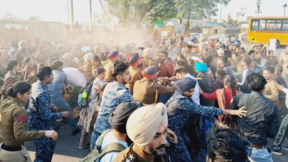 Police lathi charge on ETT teachers protesting outside CM Bhagwant Mann house in Sangrur