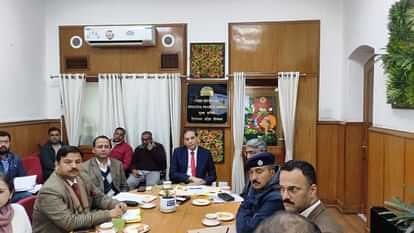 Himachal Snowfall: मुख्य सचिव प्रबोध सक्सेना बोले- बर्फबारी से पहले बुलडोजर, स्नो कटर तैनात करें Himachal Snowfall CS Prabodh Saxena said deploy bulldozers snow cutters before snowfall