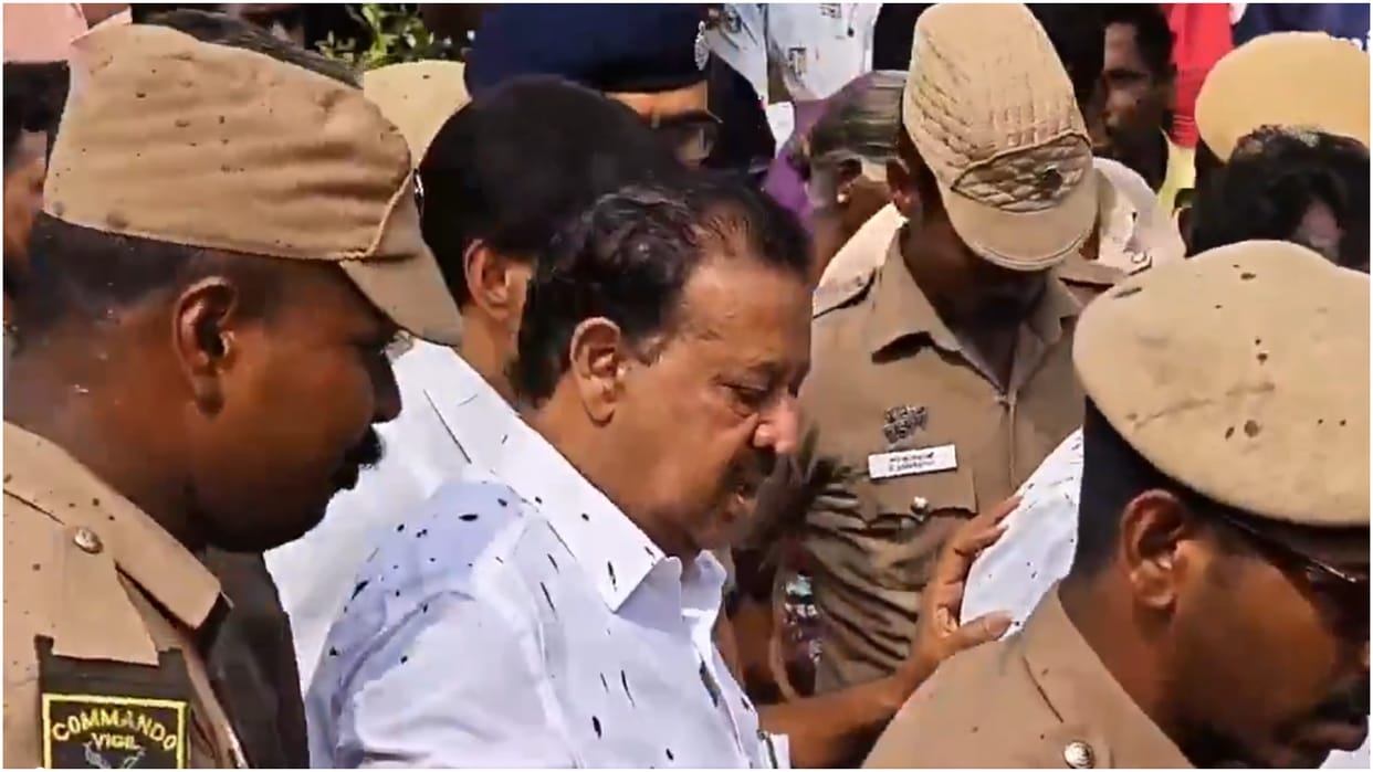 Mud thrown on Tamil Nadu Forest Minister, he had gone to the village to distribute relief material