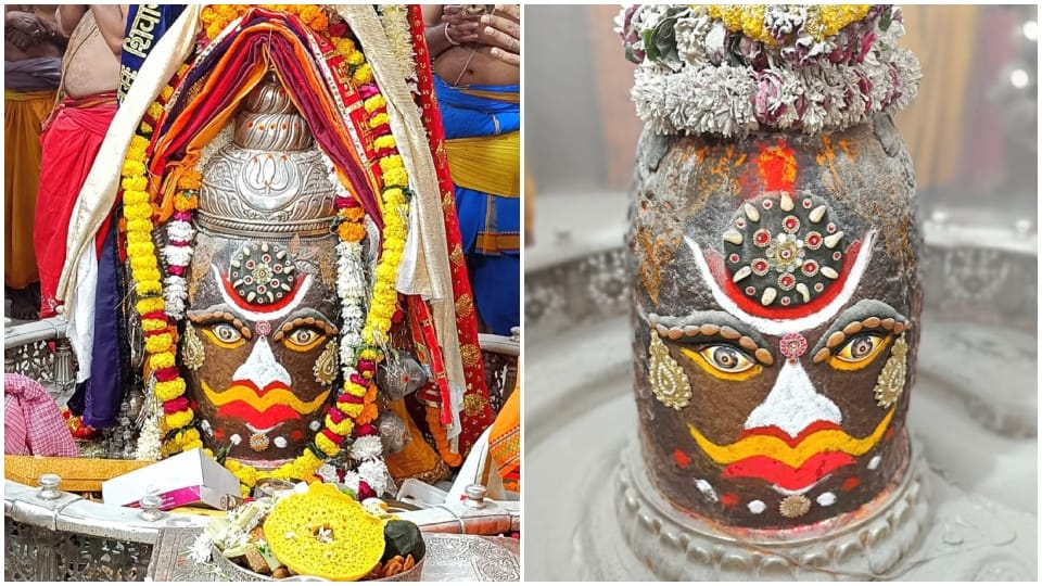 Devotees kept looking at Baba Mahakal, who was decorated in Bhasmarti with worship materials