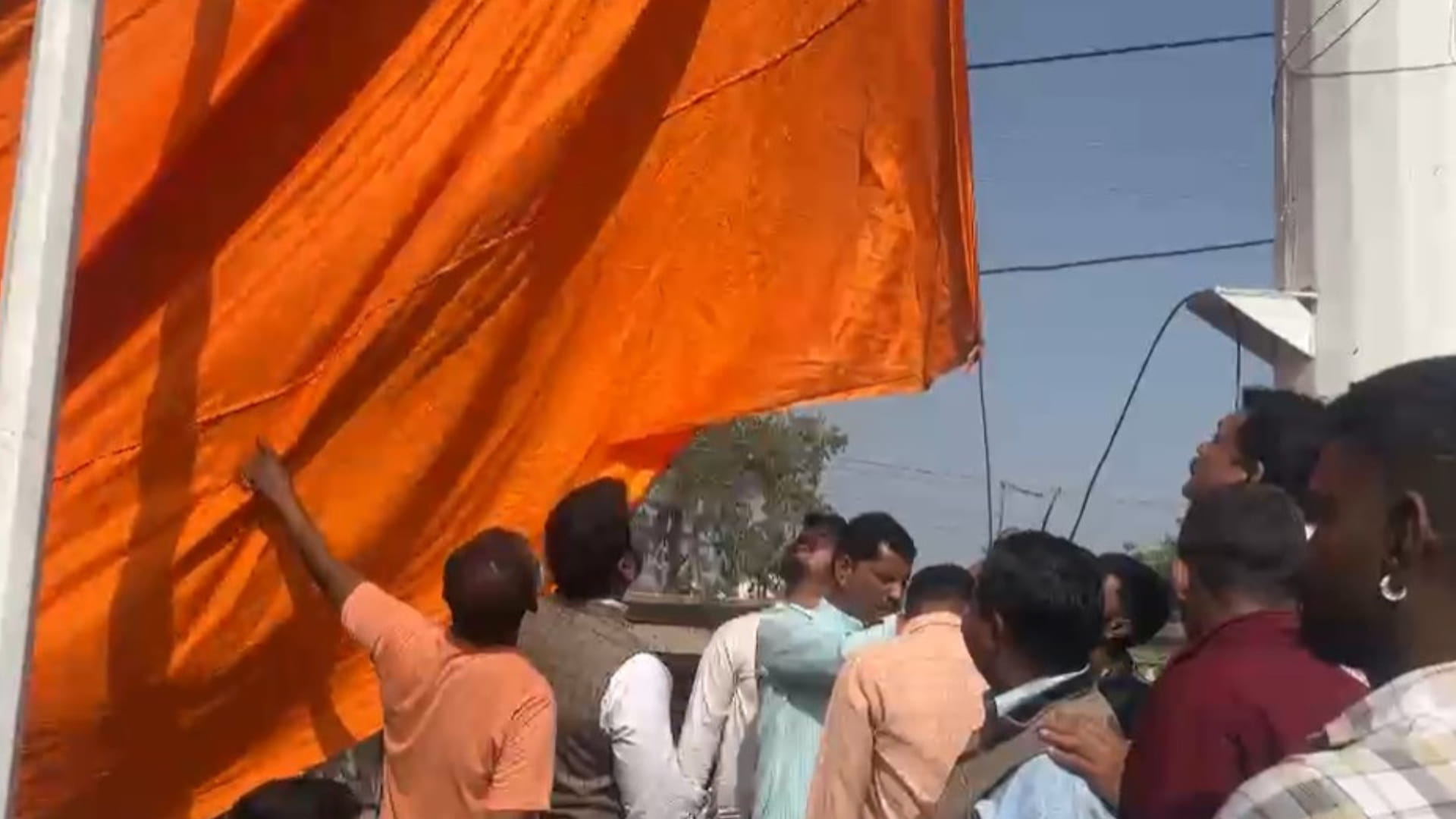 वहां फहरा दिया भगवा