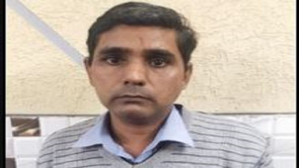 People were being duped by pretending to get jobs in  military canteen depot STF arrested one accused