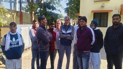 Meerut: The pillar of corruption took his life... the pillar broke while pulling the line, the young man died